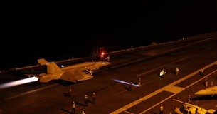 Νέα ένταση στα Στενά του Ορμούζ: Οι ΗΠΑ βομβάρδισαν το Λαράκ, το Ιράν χτύπησε βάσεις στην Ιορδανία και τα ΗΑΕ Νέα ένταση στα Στενά του Ορμούζ: Οι ΗΠΑ βομβάρδισαν το Λαράκ, το Ιράν χτύπησε βάσεις στην Ιορδανία και τα ΗΑΕ