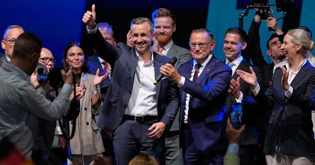 AfD: Μαζικές απελάσεις προσφύγων, ξεχωριστές τάξεις και σχολεία για μετανάστες, κατάργηση της σημαίας pride - Το σχέδιο για τη Γερμανία AfD: Μαζικές απελάσεις προσφύγων, ξεχωριστές τάξεις και σχολεία για μετανάστες, κατάργηση της σημαίας pride - Το σχέδιο για τη Γερμανία