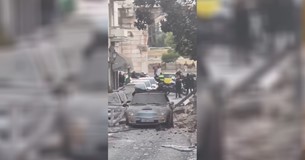 Ισχυρή έκρηξη στην Πλάκα - Κατέρρευσε διώροφο κτίριο, τραυματίστηκε περαστικός Ισχυρή έκρηξη στην Πλάκα - Κατέρρευσε διώροφο κτίριο, τραυματίστηκε περαστικός