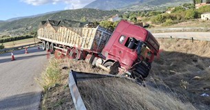 «Τρελή» πορεία φορτηγού που εξετράπη στην Αλίαρτο «Τρελή» πορεία φορτηγού που εξετράπη στην Αλίαρτο