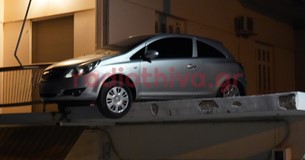 Αυτοκίνητο έπεσε πάνω σε σπίτι στη Θήβα Αυτοκίνητο έπεσε πάνω σε σπίτι στη Θήβα
